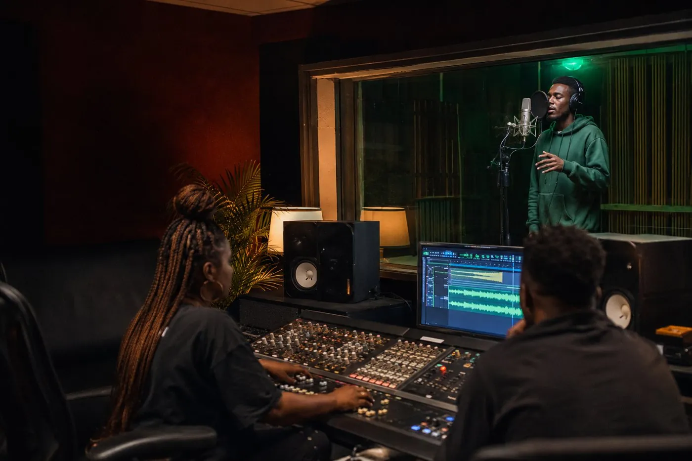 Chanteur interprétant un morceau en studio d'enregistrement
